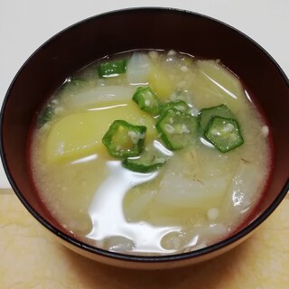 じゃがいもと玉葱とオクラの麦味噌汁